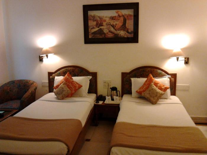 Hotel Diana Palace Джайпур Екстериор снимка